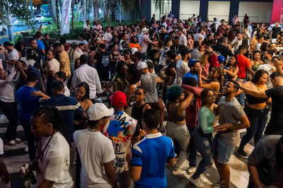 Gente bailando en el corito bachatero