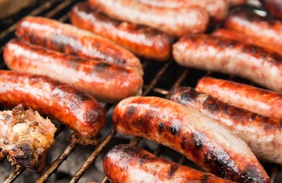 Salchichas en parrillada callejera.